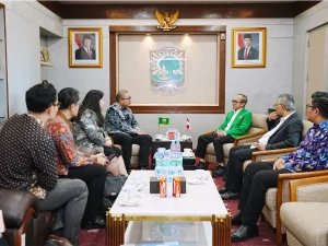 Delegasi Kementerian Luar Negeri dan pimpinan Universitas Andalas duduk berhadapan dalam pertemuan di ruang rektorat