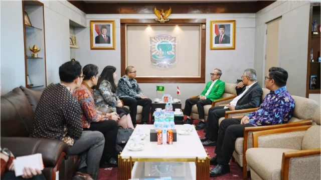 Delegasi Kementerian Luar Negeri dan pimpinan Universitas Andalas duduk berhadapan dalam pertemuan di ruang rektorat