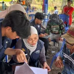 Mahasiswa Universitas Diponegoro mengumpulkan dan memverifikasi data bersama warga Kawasan Transmigrasi Parit Rambutan.