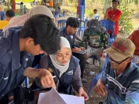 Mahasiswa Universitas Diponegoro mengumpulkan dan memverifikasi data bersama warga Kawasan Transmigrasi Parit Rambutan.