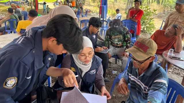 Mahasiswa Universitas Diponegoro mengumpulkan dan memverifikasi data bersama warga Kawasan Transmigrasi Parit Rambutan.