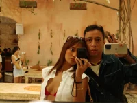 Marion Jola berswafoto di depan cermin sebuah kafe bersama seorang pria berjaket denim.