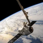 Sebuah satelit mengorbit dengan latar permukaan Bumi