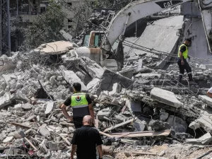 Petugas penyelamat memeriksa reruntuhan rumah yang hancur akibat serangan Israel di Lebanon selatan