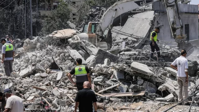 Petugas penyelamat memeriksa reruntuhan rumah yang hancur akibat serangan Israel di Lebanon selatan