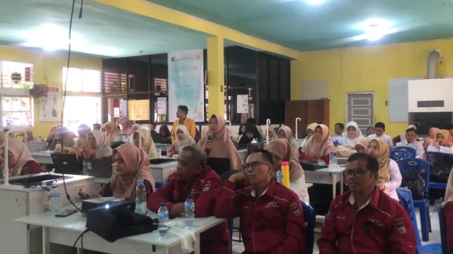 Guru IPS SMP/MTs Kota Padang mengikuti pelatihan modul interaktif UNP