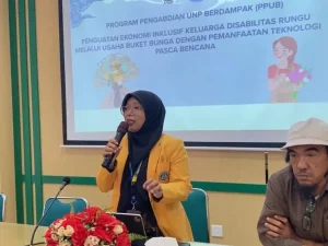 Pemaparan program pengabdian Universitas Negeri Padang untuk penguatan ekonomi keluarga disabilitas rungu pascabencana.