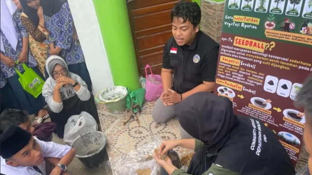 Remaja Masjid Nagari Singgalang berlatih membuat seedball atau bola benih bersama Tim Pengabdian UNP