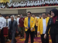 Rektor UNP membuka PKKMB Gugus IV bersama mahasiswa baru