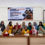 Peserta pelatihan pengolahan ayam petelur afkir menjadi burger bersama tim pengabdian UNP di Nagari Taram