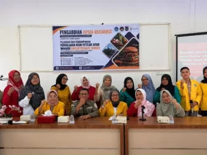 Peserta pelatihan pengolahan ayam petelur afkir menjadi burger bersama tim pengabdian UNP di Nagari Taram
