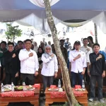 Sivitas akademika Universitas Riau berfoto bersama di bawah tenda pada peresmian pojok literasi dan gerai wirausaha di tepi danau kampus
