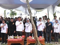 Sivitas akademika Universitas Riau berfoto bersama di bawah tenda pada peresmian pojok literasi dan gerai wirausaha di tepi danau kampus