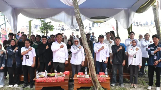 Sivitas akademika Universitas Riau berfoto bersama di bawah tenda pada peresmian pojok literasi dan gerai wirausaha di tepi danau kampus