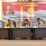 Konferensi pers peluncuran pembangkit listrik tenaga surya di atas kanal irigasi di Universitas Jenderal Soedirman, Purwokerto.