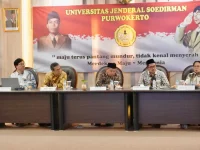 Konferensi pers peluncuran pembangkit listrik tenaga surya di atas kanal irigasi di Universitas Jenderal Soedirman, Purwokerto.