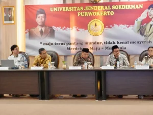 Konferensi pers peluncuran pembangkit listrik tenaga surya di atas kanal irigasi di Universitas Jenderal Soedirman, Purwokerto.