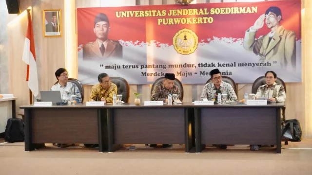 Konferensi pers peluncuran pembangkit listrik tenaga surya di atas kanal irigasi di Universitas Jenderal Soedirman, Purwokerto.