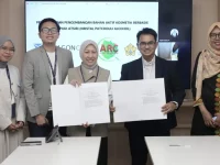 Penandatanganan kerja sama riset nilam kristal antara Atsiri Research Center Universitas Syiah Kuala dan ParagonCorp.