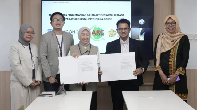 Penandatanganan kerja sama riset nilam kristal antara Atsiri Research Center Universitas Syiah Kuala dan ParagonCorp.