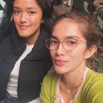 Ussy Sulistiawaty berswafoto bersama putrinya di luar ruangan