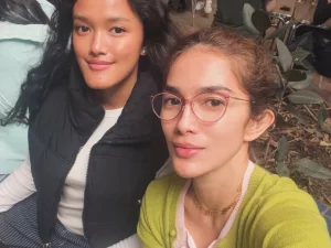 Ussy Sulistiawaty berswafoto bersama putrinya di luar ruangan