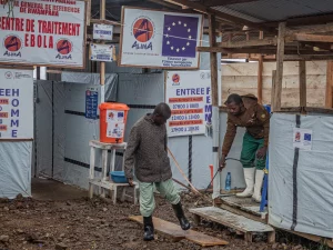 Petugas mendisinfeksi kaki pengunjung di Pusat Pengobatan Ebola Rwampara, Bunia, Ituri, RD Kongo