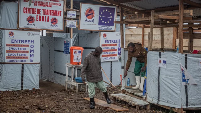 Petugas mendisinfeksi kaki pengunjung di Pusat Pengobatan Ebola Rwampara, Bunia, Ituri, RD Kongo