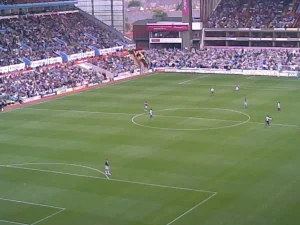 Suasana tribune dan lapangan Villa Park di Birmingham