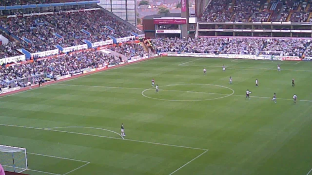 Suasana tribune dan lapangan Villa Park di Birmingham