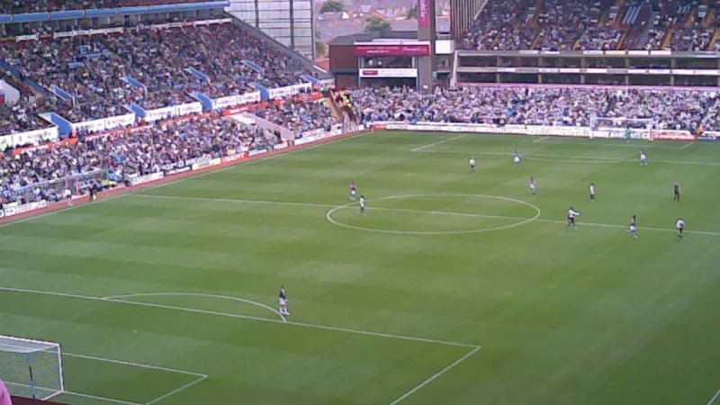 Suasana tribune dan lapangan Villa Park di Birmingham
