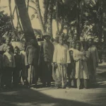 Warga Enggano berfoto bersama di bawah pohon kelapa dalam dokumentasi KITLV.