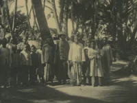 Warga Enggano berfoto bersama di bawah pohon kelapa dalam dokumentasi KITLV.