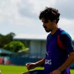 Vitinha menimang bola dalam sesi latihan mengenakan seragam latihan timnas Portugal