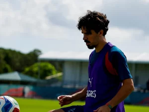Vitinha menimang bola dalam sesi latihan mengenakan seragam latihan timnas Portugal