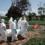 Petugas berpakaian pelindung lengkap menangani penanggulangan wabah Ebola di Republik Demokratik Kongo.