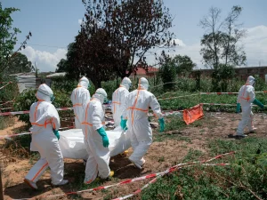 Petugas berpakaian pelindung lengkap menangani penanggulangan wabah Ebola di Republik Demokratik Kongo.