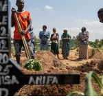 Kerabat berkumpul di pemakaman seorang korban Ebola di Bunia, Republik Demokratik Kongo