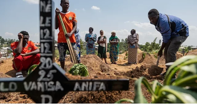 Kerabat berkumpul di pemakaman seorang korban Ebola di Bunia, Republik Demokratik Kongo