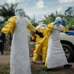 Tim medis berpakaian alat pelindung diri menangani penyebaran Ebola di Republik Demokratik Kongo