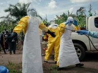 Tim medis berpakaian alat pelindung diri menangani penyebaran Ebola di Republik Demokratik Kongo