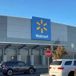 Area parkir gerai Walmart Supercenter di Secaucus, New Jersey, Amerika Serikat