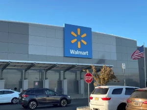 Area parkir gerai Walmart Supercenter di Secaucus, New Jersey, Amerika Serikat
