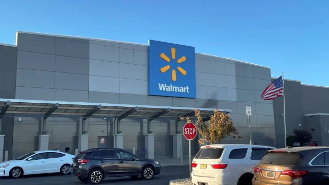 Area parkir gerai Walmart Supercenter di Secaucus, New Jersey, Amerika Serikat