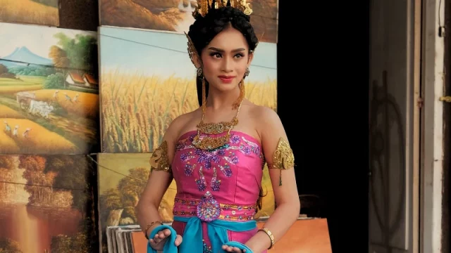 Wayang kulit dimainkan dalam sebuah pertunjukan