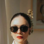 Wulan Guritno mengenakan kebaya putih dengan selendang merah