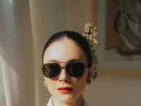 Wulan Guritno mengenakan kebaya putih dengan selendang merah