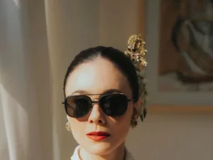 Wulan Guritno mengenakan kebaya putih dengan selendang merah
