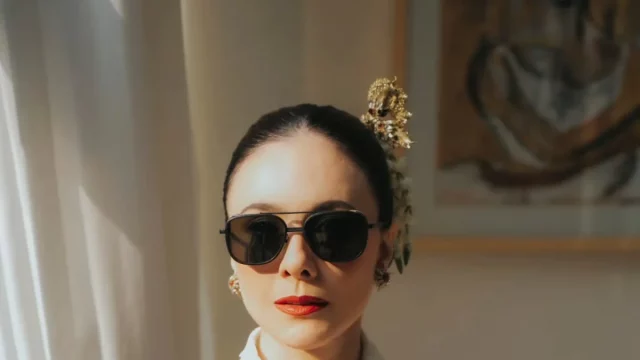 Wulan Guritno mengenakan kebaya putih dengan selendang merah