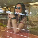 Wulan Guritno duduk di dekat jendela restoran Rutsu